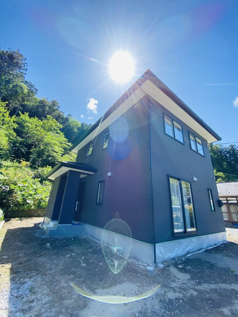 玄関からリビングと廊下へ分かれる2WAY動線で、来客時も生活時もスムーズな住まい。