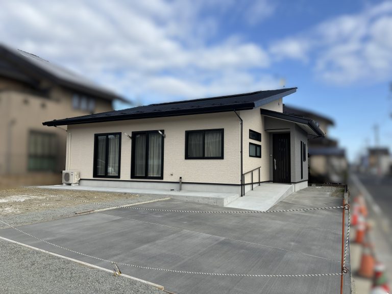 引き違いドアで全ての部屋がゆるやかにつながる、開放感のある平屋。